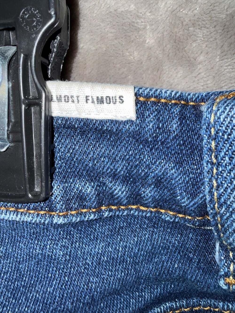 Almost Famous Distressed Raw Hem Denim Shorts Size 11 - Picture 8 of 9